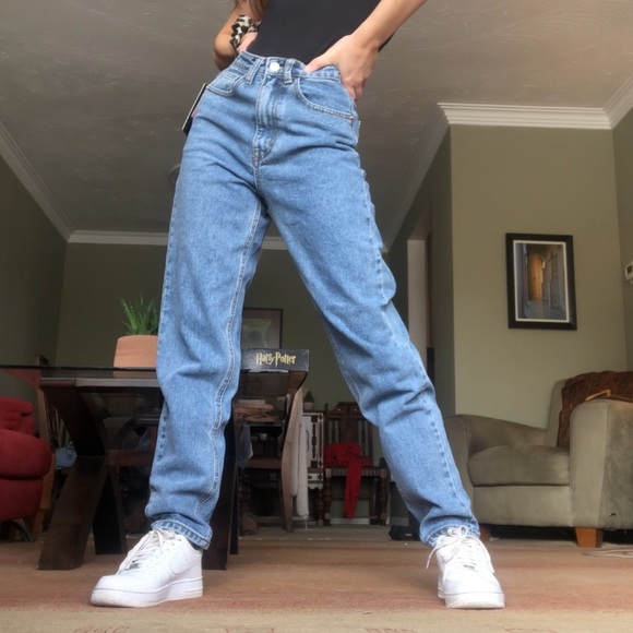 Pretty Little Thing High Waisted Bum Rip Mom Jean - Picture 2 of 5